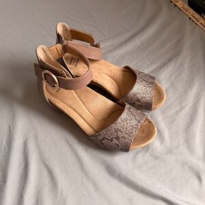 Earth Origins Hera Printed leather wedge sandals in Champagne women's size 6.5